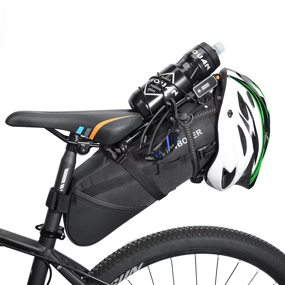 Sacoche de selle CycloPack fixée sous une selle de vélo, détail de fixation