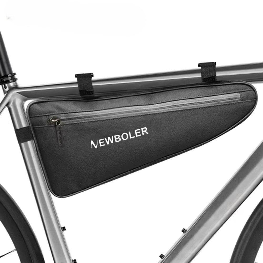 Sacoche de cadre bikepacking triangulaire noire fixée dans le triangle d'un vélo de route