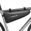 Sacoche de cadre bikepacking triangulaire noire fixée dans le triangle d'un vélo de route