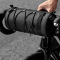 Sacoche guidon de vélo CycloPack cylindrique noire fixée sur cintre de VTT, vue de face
